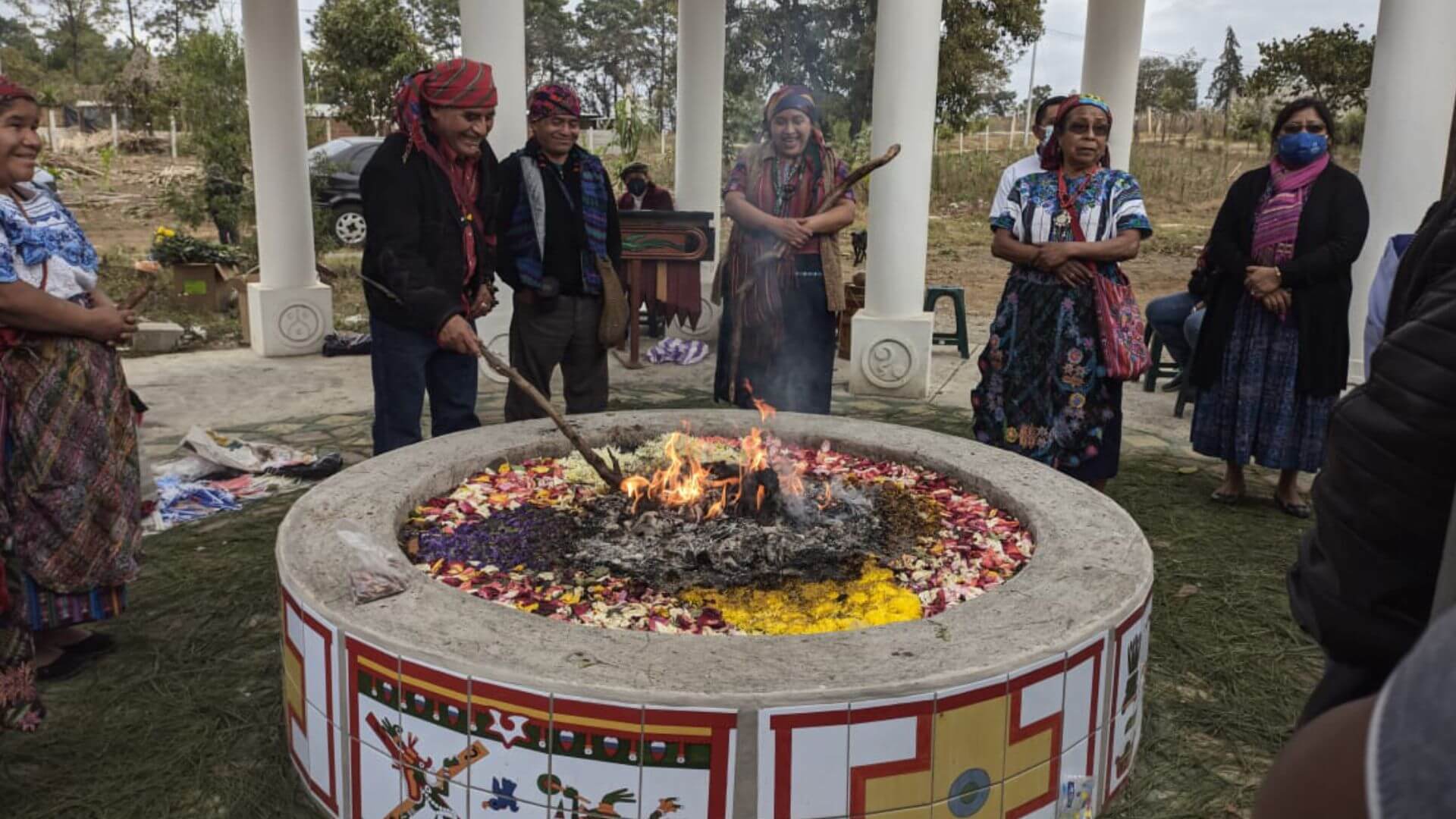 Ceremonia de Pueblos Indígenas de Guatemala alrededor de un fuego en un sitio de reunión tradicional.