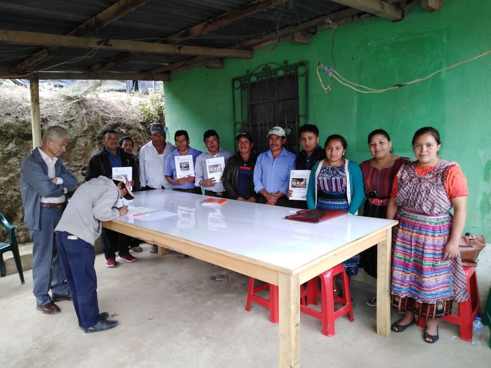 Comunidad de indígenas mayas en una capacitación comunitaria sobre el uso y manejo de las tierras, Guatemala
