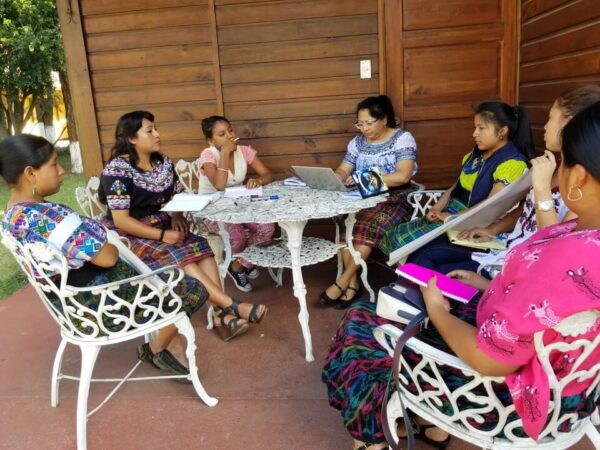 Grupo de mujeres indígenas discutiendo en un taller sobre el uso y manejo de las tierras, Guatemala