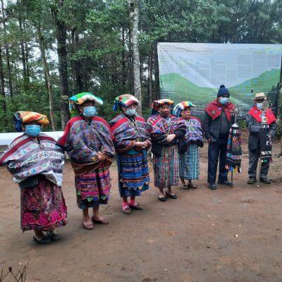 Mujeres indígenas mayas con vestimentas tradicionales, Guatemala.