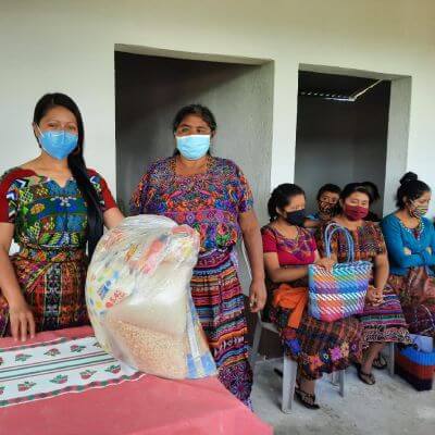 Mujeres indígenas mayas repartiendo alimentos, Guatemala.