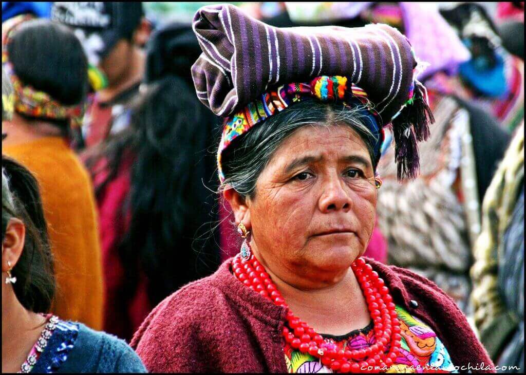 Retrato de mujeres indígena mayas con vestimentas tradicionales, Guatemala.
